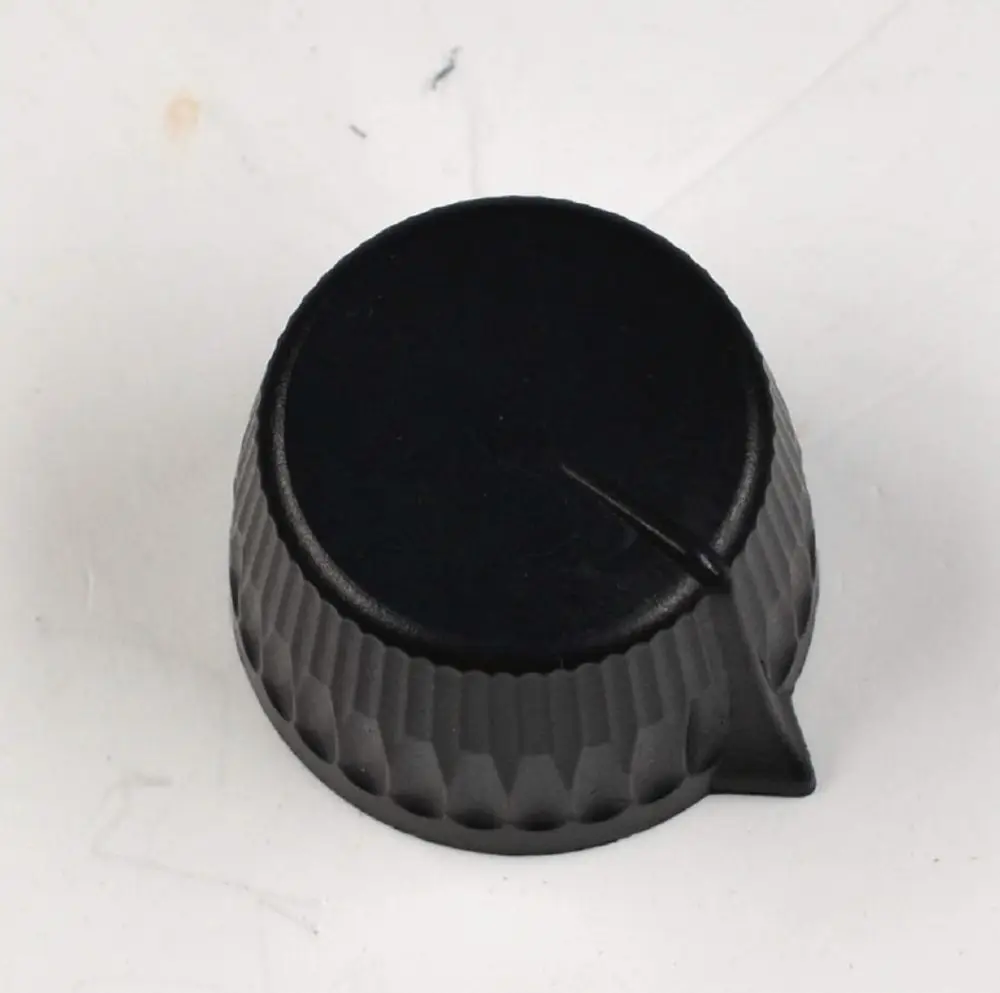 Schwarzer Stellknopf mit geriffelter Oberfläche, abgerundeter Form und seitlichem Eingriff. Teil eines Geräts der Marke Remko.