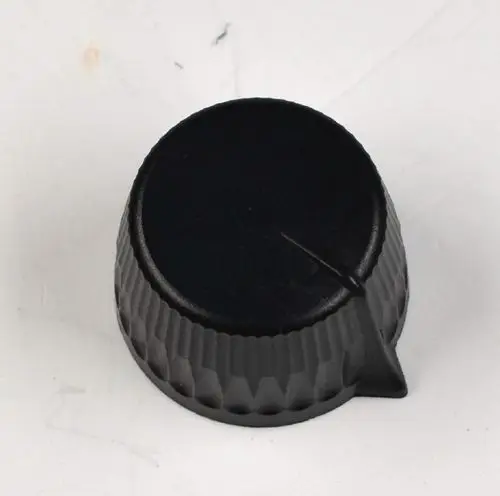 Schwarzer Stellknopf mit geriffelter Oberfläche, abgerundeter Form und seitlichem Eingriff. Teil eines Geräts der Marke Remko.