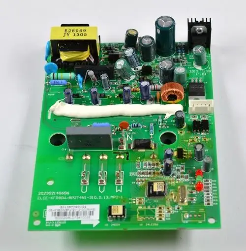 Steuerplatine mit verschiedenen elektrischen Komponenten, darunter Kondensatoren und Widerstände, zur Regelung von Remko-Verdichtern.