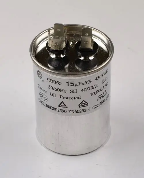 Remko-Kondensator mit Metallgehäuse, zwei Anschlussklemmen oben, Spezifikationen auf dem Gehäuse. Kapazität und Spannungstyp sind sichtbar.