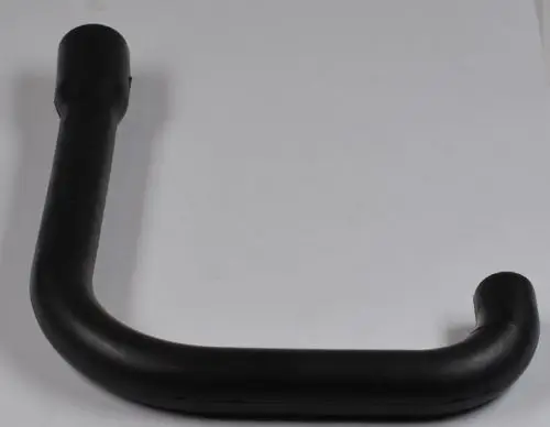 Schwarzer, gebogener Schlauch, möglicherweise für Kondensatableitungen, mit einem Ende dickerem Durchmesser. Produkt möglicherweise von Remko.
