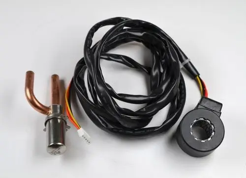 Elektronisches Bauteil mit Kupferrohr und Kabeln, vermutlich Teil eines Kühlsystems. Marke Remko.