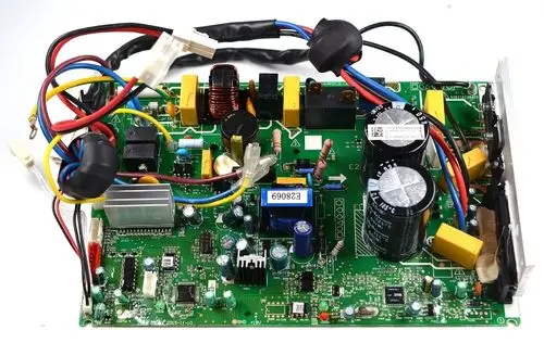 Steuerplatine mit verschiedenen elektronischen Komponenten und Kabeln, hergestellt von Remko, zur Regelung eines Systems.