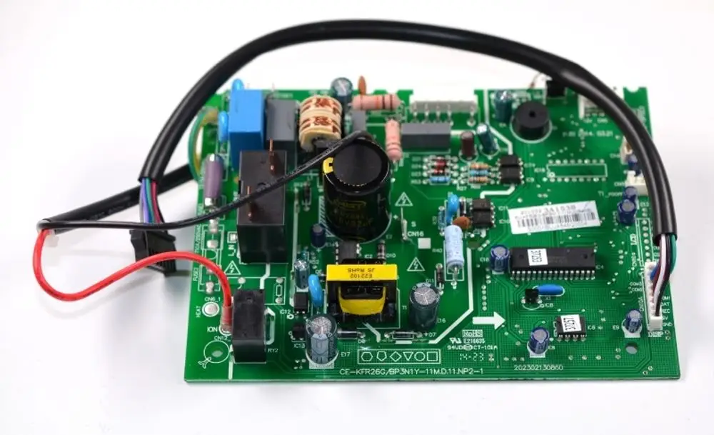 Schaltplatine von Remko mit verschiedenen elektronischen Komponenten, darunter Widerstände, Kondensatoren und Steckverbinder, auf grünem PCB.