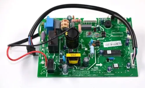 Schaltplatine von Remko mit verschiedenen elektronischen Komponenten, darunter Widerstände, Kondensatoren und Steckverbinder, auf grünem PCB.