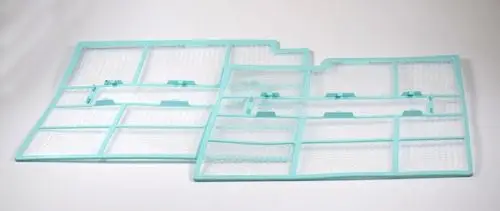 Zwei Luftfilter in Türkisfarbe, gefertigt von Remko, mit mehreren sektionierten Kammern zur Luftreinigung.