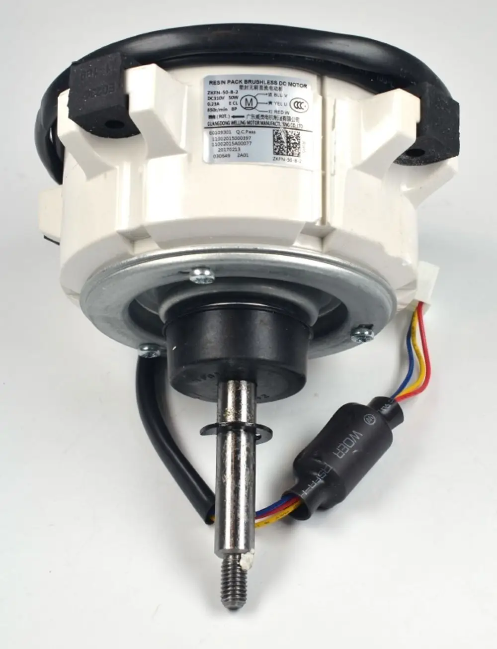 Remko Ventilatormotor mit Anschlussleitungen und Metallachse, geeignet für den Einsatz in Lüftungsanlagen. Sichtbare technische Angaben auf dem Gehäuse.