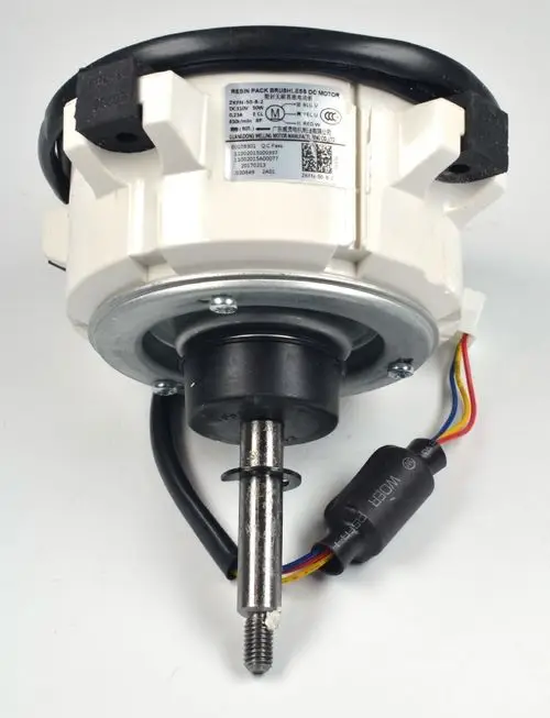 Remko Ventilatormotor mit Anschlussleitungen und Metallachse, geeignet für den Einsatz in Lüftungsanlagen. Sichtbare technische Angaben auf dem Gehäuse.