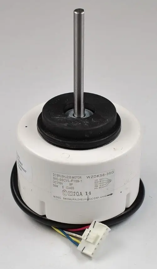 Weißer DC-Motor mit metallischer Welle und Anschlusskabel, möglicherweise von Remko, geeignet für Ventilatoranwendungen in technischen Geräten.