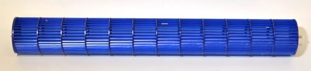 Blaue Kunststoffröhre mit quer verlaufenden Rippen, möglicherweise ein Ventilatorrad von Remko, auf hellem Hintergrund.