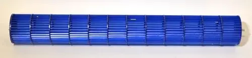 Blaue Kunststoffröhre mit quer verlaufenden Rippen, möglicherweise ein Ventilatorrad von Remko, auf hellem Hintergrund.