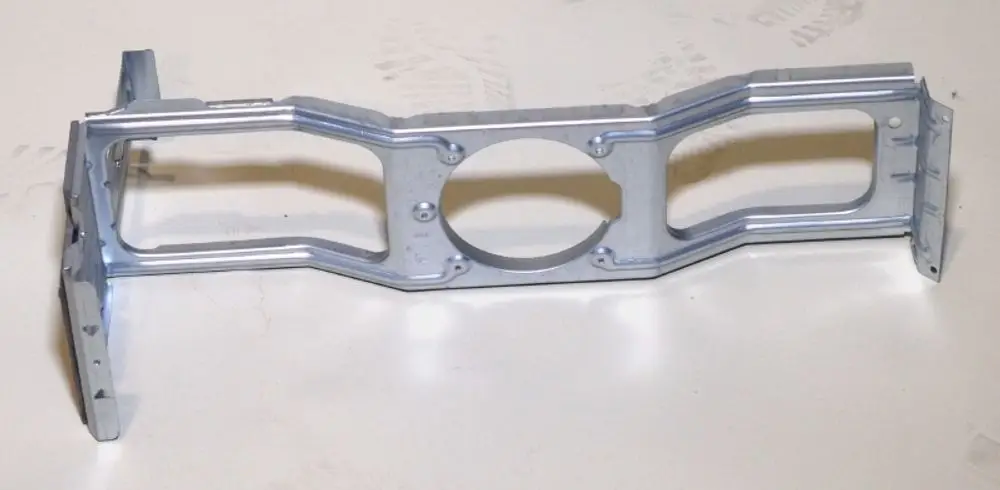 Metallrahmen zur Halterung eines Ventilatormotors, passend für Anwendungen von Remko. Keine spezifischen Maße oder Bezeichnungen auf dem Bild sichtbar.