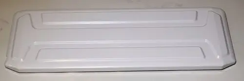 Weißes, flaches Blechstück mit einer glatten Oberfläche und leicht erhobenen Kanten. Es könnte Teil eines Remko-Geräts sein.