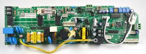 Steuerplatine von Remko mit verschiedenen elektronischen Bauteilen, einschließlich Kondensatoren, Widerständen und Anschlussklemmen auf grüner Leiterplatte.