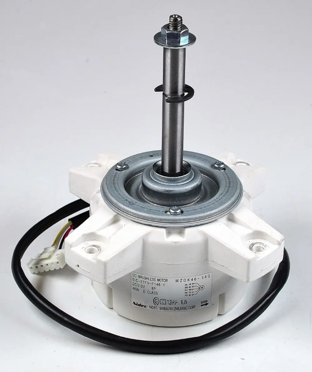 Remko Ventilatormotor mit einer zentralen Welle und elektrischen Anschlussleitungen. Gehäuse aus Weiß, Motor für Luftzirkulation.