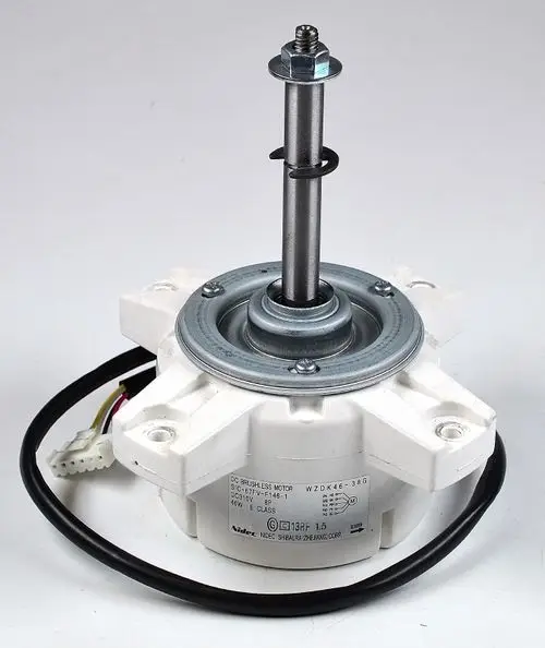 Remko Ventilatormotor mit einer zentralen Welle und elektrischen Anschlussleitungen. Gehäuse aus Weiß, Motor für Luftzirkulation.