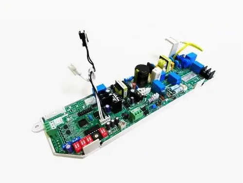 Grüne Steuerplatine mit mehreren elektronischen Komponenten und Anschlussdrähten, möglicherweise für Geräte der Marke Remko verwendet.