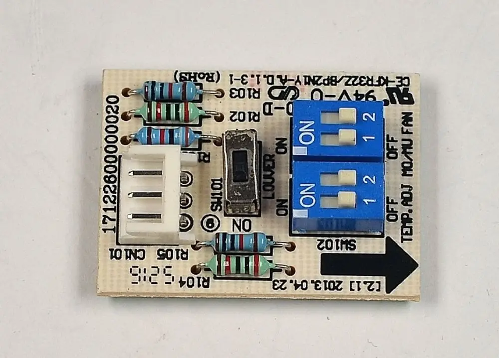 Hilfsplatine von Remko mit mehreren Widerständen, Schaltern und einem Anschluss. Die Platine zeigt verschiedene elektronische Komponenten auf einer bedruckten Leiterplatte.