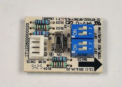 Hilfsplatine von Remko mit mehreren Widerständen, Schaltern und einem Anschluss. Die Platine zeigt verschiedene elektronische Komponenten auf einer bedruckten Leiterplatte.