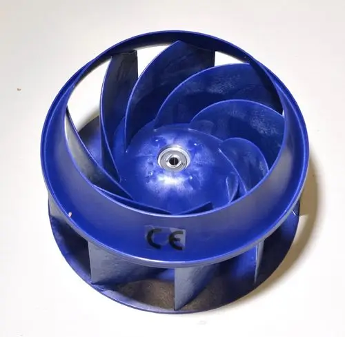 Blaues Ventilatorrad mit schaufelartigem Design, gefertigt von Remko. Sichtbare zentrale Achse und CE-Kennzeichnung auf der Unterseite.