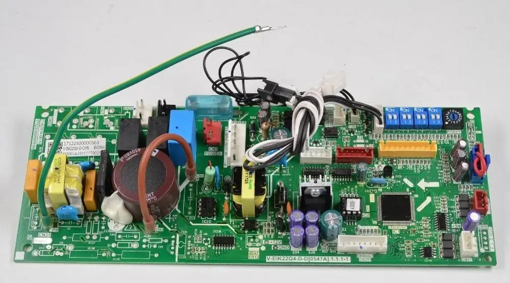Steuerplatine von Remko mit verschiedenen elektrischen Komponenten, Kabeln und Anschlüssen, typischerweise verwendet in HVAC-Anwendungen.