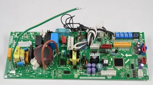 Steuerplatine von Remko mit verschiedenen elektrischen Komponenten, Kabeln und Anschlüssen, typischerweise verwendet in HVAC-Anwendungen.