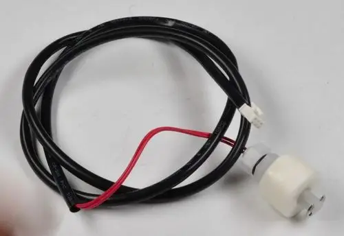 Kabel mit elektrischem Anschluss, verbaut in ein Gehäuse, genutzt als Schwimmerschalter für Kondensatkanäle, Marke Remko.