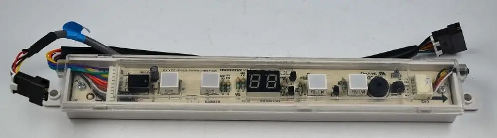 Anzeigeplatine mit Tasten und digitalem Display, verwendet in Geräten der Marke Remko. Kabelverbindungen sind sichtbar, Platine erscheint in transparentem Gehäuse.