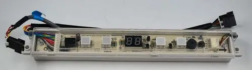 Anzeigeplatine mit Tasten und digitalem Display, verwendet in Geräten der Marke Remko. Kabelverbindungen sind sichtbar, Platine erscheint in transparentem Gehäuse.