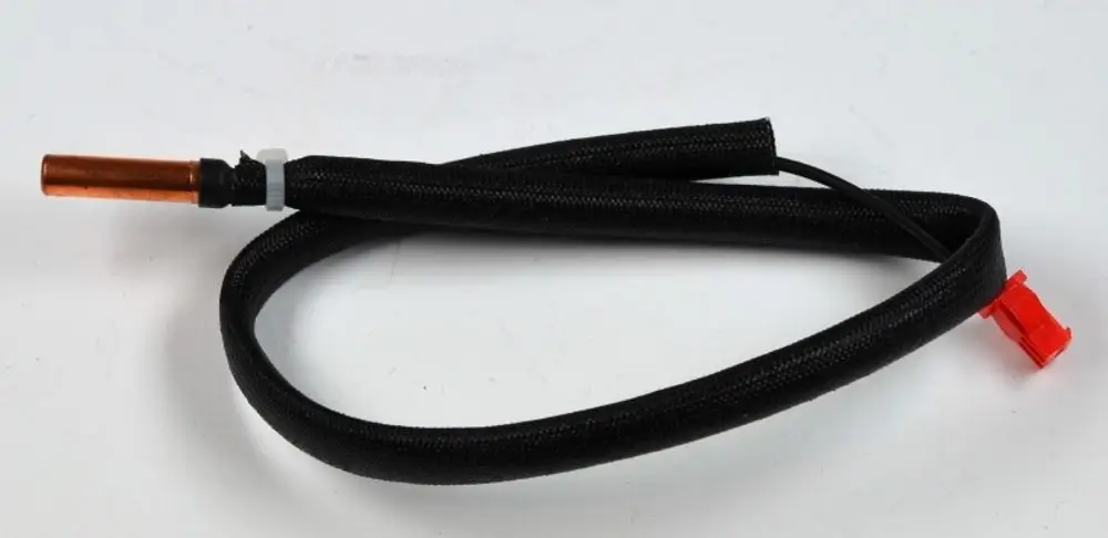 Heißgassensor von Remko mit einem kupfernen Ende und einem schwarz ummantelten Kabel. Der Sensor hat einen roten Anschluss für die Elektrik.
