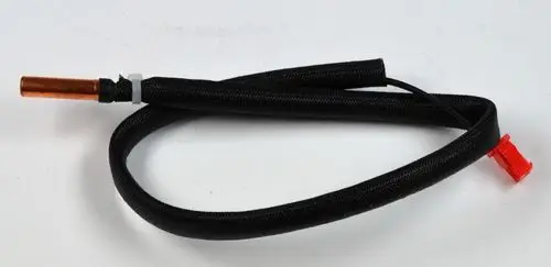 Heißgassensor von Remko mit einem kupfernen Ende und einem schwarz ummantelten Kabel. Der Sensor hat einen roten Anschluss für die Elektrik.