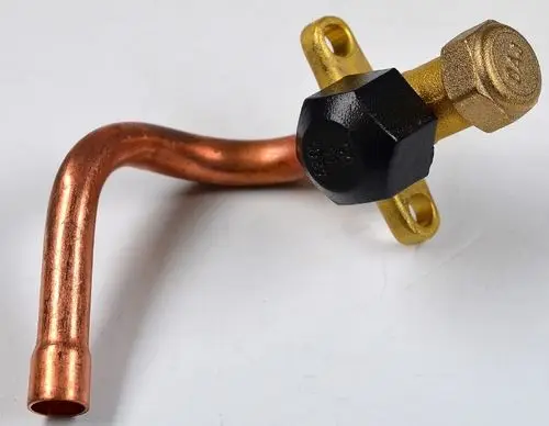 Remko Absperrventil mit einer gebogenen Kupferleitung und einer schwarzen sowie einer goldenen Anschlussmutter. Geeignet für diverse Einspritzleitungen.