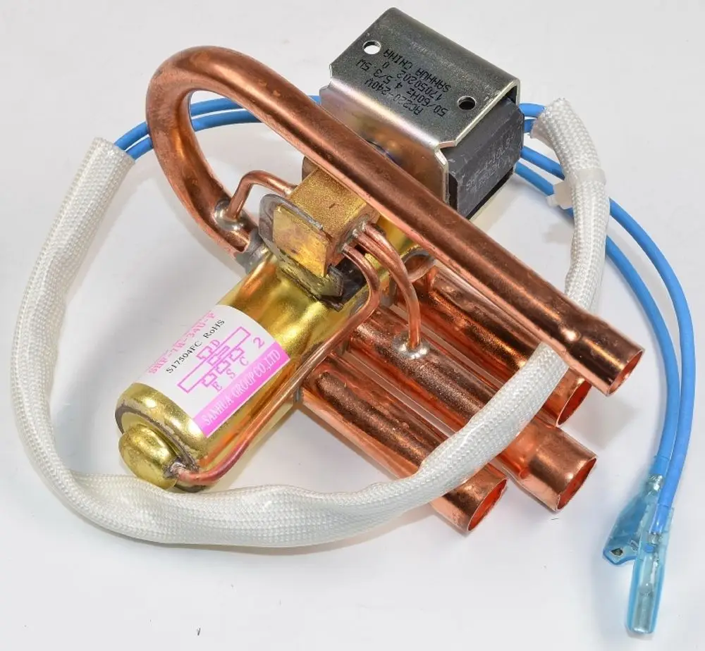 Remko 4-Wege-Umkehrventil mit Kupferleitungen und elektrischen Anschlüssen. Das Ventil zeigt verschiedene Rohrleitungen und einen Steuermechanismus.