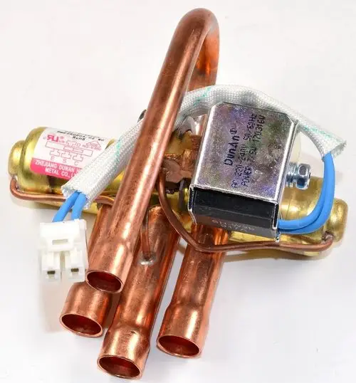 Remko 4-Wege-Umkehrventil mit mehreren Kupferrohren und einem elektrischen Bauteil zur Steuerung des Kühl- oder Heizbetriebs in Klimaanlagen oder Wärmepumpen.