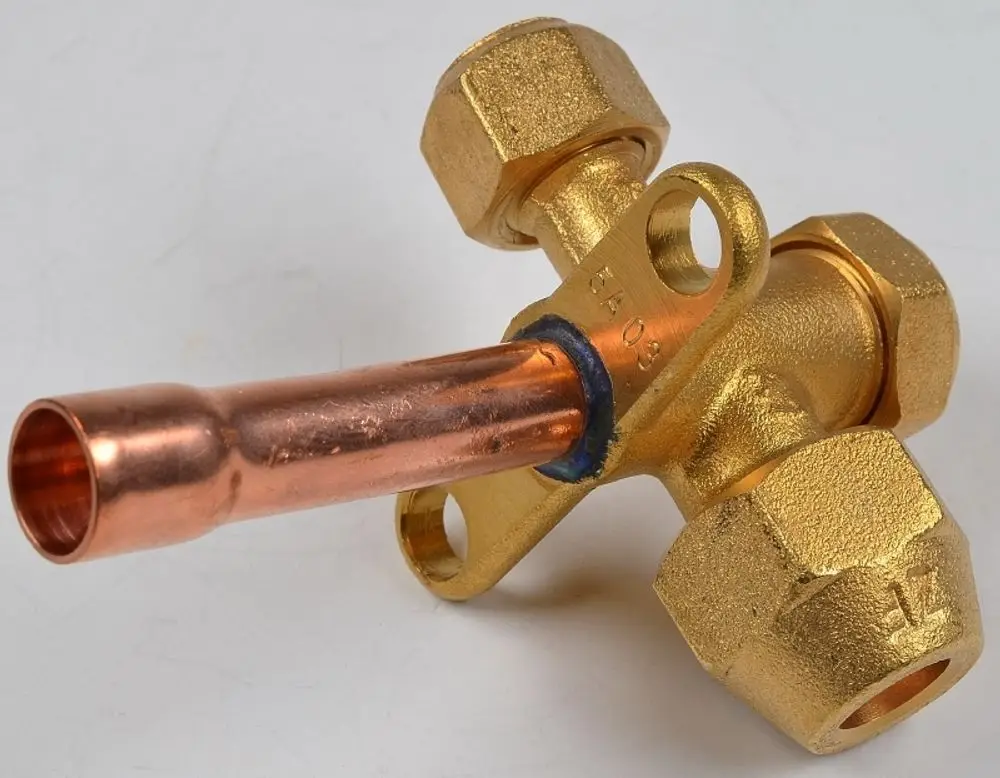 Absperrventil aus Messing und Kupfer mit zwei Schraubanschlüssen. Teil der Einspritzleitung, hergestellt von Remko.