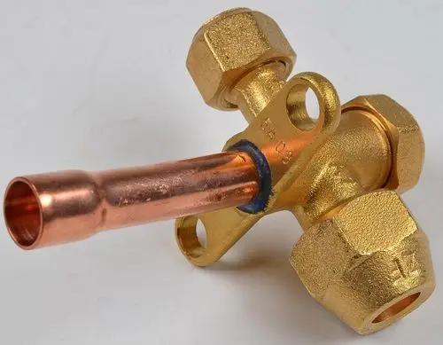 Absperrventil aus Messing und Kupfer mit zwei Schraubanschlüssen. Teil der Einspritzleitung, hergestellt von Remko.