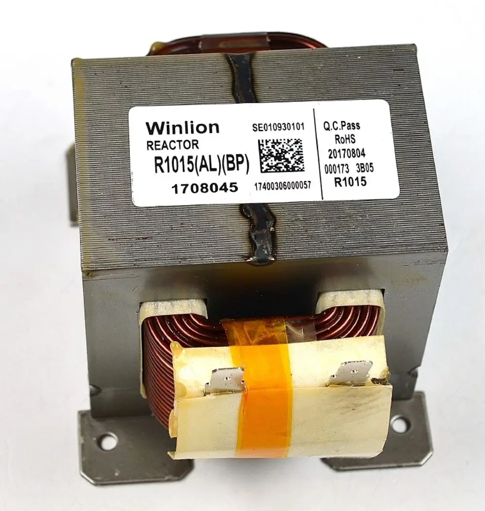 Transformator mit Kupferwicklungen und Metallgehäuse, hergestellt von Remko. Auf dem Gehäuse sind Produktinformationen und ein QR-Code angebracht.