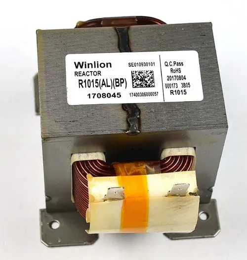 Transformator mit Kupferwicklungen und Metallgehäuse, hergestellt von Remko. Auf dem Gehäuse sind Produktinformationen und ein QR-Code angebracht.