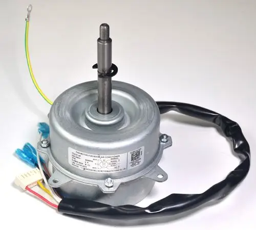 Ventilatormotor mit Metalldeckel, sichtbarem Schaft und mehreren Kabeln, hergestellt von Remko. Geeignet für Anwendungen in Klimaanlagen.