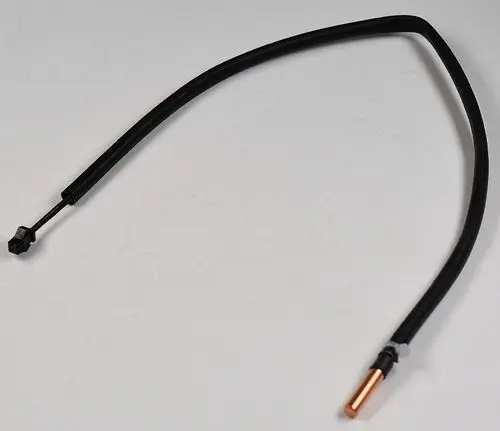 Temperatursensor mit kabelgebundenem Anschluss, schwarzem Schlauch und einem Kupferteil an einem Ende. Marke Remko ist möglicherweise relevant.