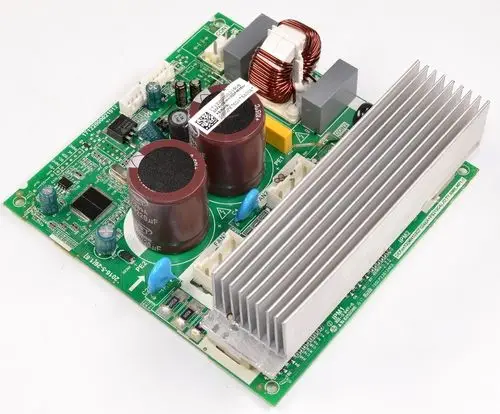 Inverterplatine von Remko mit mehreren Kondensatoren, Kühlkörper und Leiterbahnen; verwendet in bestimmten Klimaanlagen oder Heizsystemen zur Umwandlung von DC in AC.