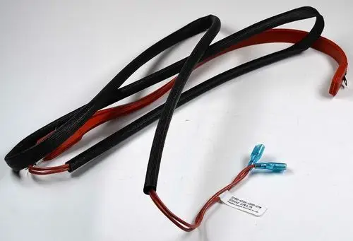 Kurzes, schwarzes und rotes Kabelsystem mit mehreren Leitungen und einem blauen Anschluss, hergestellt von Remko. Geeignet für Heizungsanwendungen.