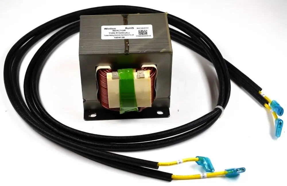 Drosselspule mit gekoppeltem Spulengehäuse und elektrisch isolierten Anschlusskabeln. Marke Remko, geeignet für den Einsatz in Geräten zur Stromregelung.