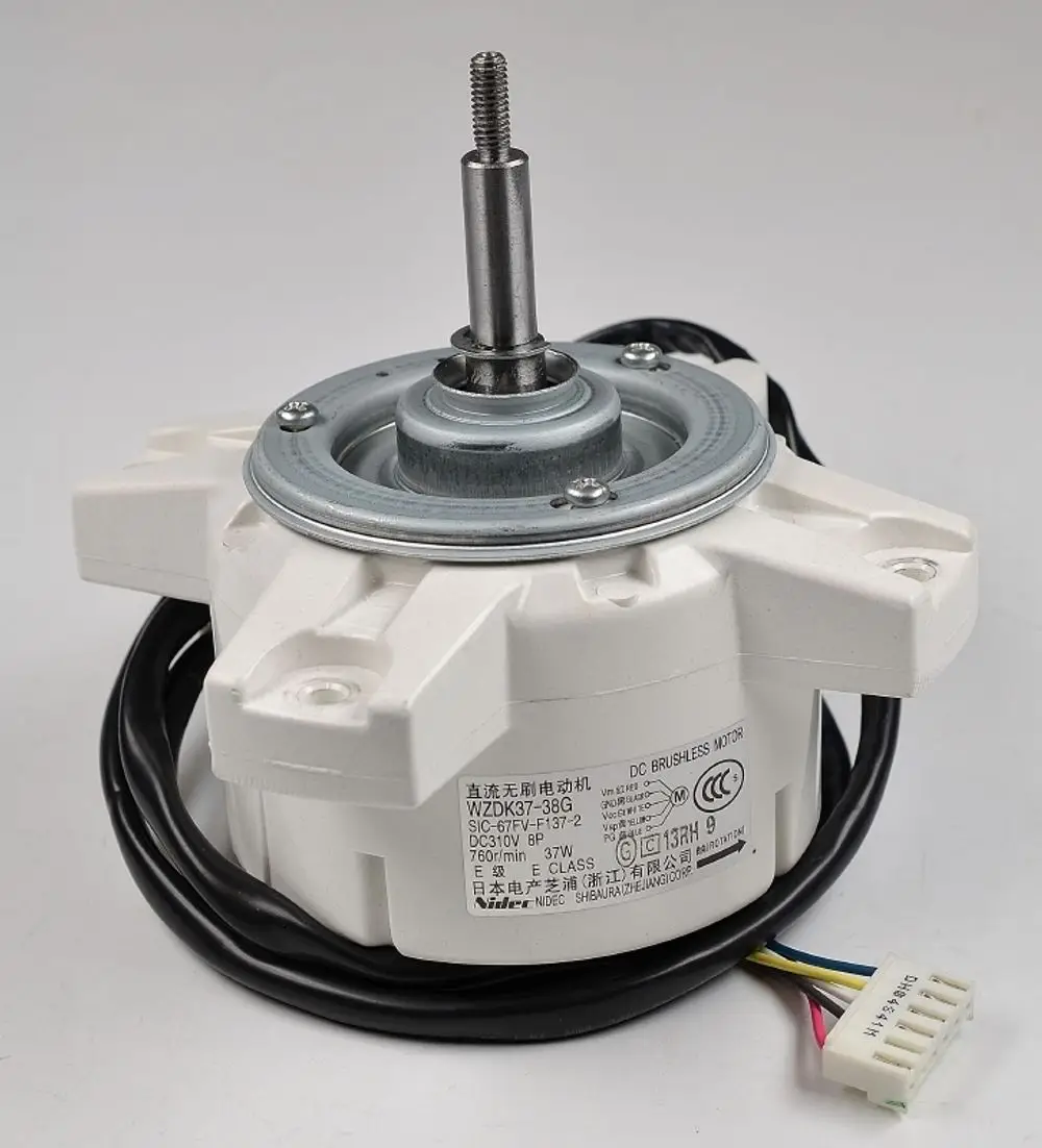 Remko Ventilatormotor mit einem zentralen Wellenansatz und Kabelanschluss. Das Gehäuse ist in Weiß gehalten, mit verschiedenen farbigen Anschlussdrähten.