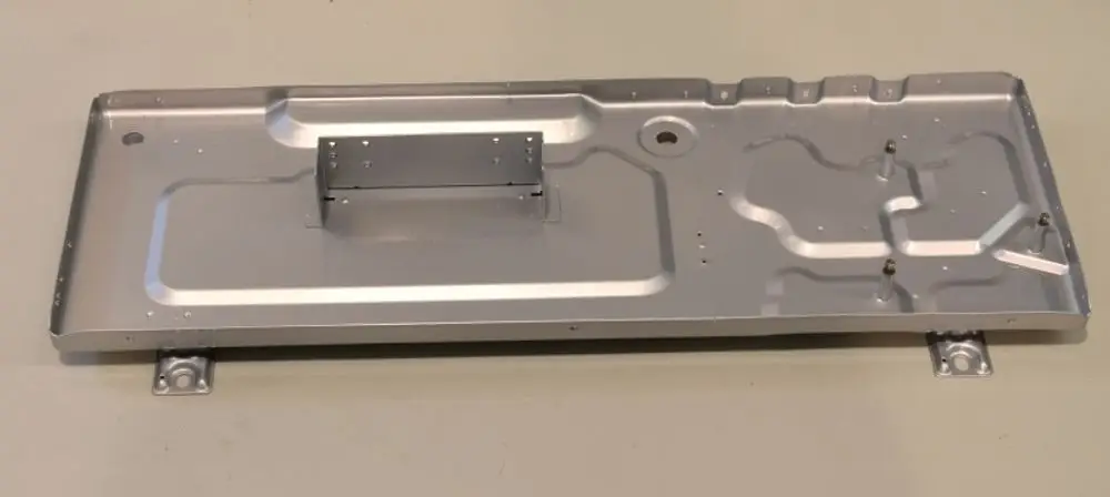 Aluminium-Kondensatwanne von Remko, flaches Design mit verschiedenen Ausschnitten und Montagepunkten, geeignet für Außenmodule.