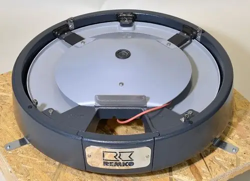Standsockel aus Gusseisen mit zentraler Plattierung, versehen mit der Marke Remko, zur Verwendung in Heizungsanlagen oder ähnlichen Anwendungen.