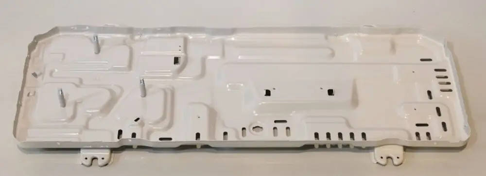 Lange, flache, weiße Metallplatte mit mehreren Anbringungsöffnungen und -stiften, verwendet in Remko-Produkten.