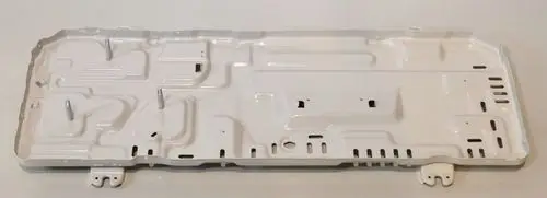 Lange, flache, weiße Metallplatte mit mehreren Anbringungsöffnungen und -stiften, verwendet in Remko-Produkten.
