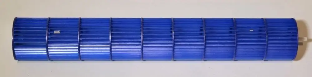 Blaues Ventilatorrad mit mehreren strukturierten Lamellen, angebracht auf einer stabilen Basis. Produkt von Remko, geeignet für verschiedene Lüftungsanwendungen.
