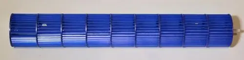 Blaues Ventilatorrad mit mehreren strukturierten Lamellen, angebracht auf einer stabilen Basis. Produkt von Remko, geeignet für verschiedene Lüftungsanwendungen.